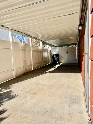 3904 SW 26th ST, Topeka, KS 66614