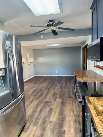 3904 SW 26th ST, Topeka, KS 66614