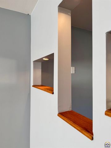 3904 SW 26th ST, Topeka, KS 66614