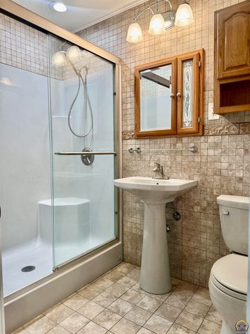 3904 SW 26th ST, Topeka, KS 66614