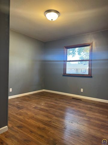 3904 SW 26th ST, Topeka, KS 66614