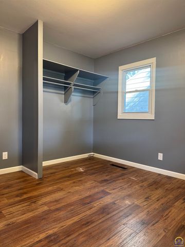 3904 SW 26th ST, Topeka, KS 66614