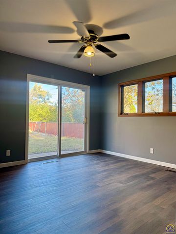 3904 SW 26th ST, Topeka, KS 66614