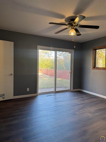 3904 SW 26th ST, Topeka, KS 66614