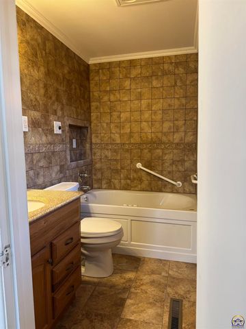 3904 SW 26th ST, Topeka, KS 66614