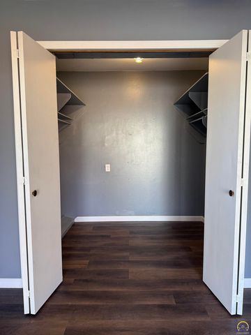 3904 SW 26th ST, Topeka, KS 66614