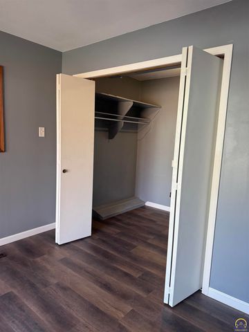 3904 SW 26th ST, Topeka, KS 66614