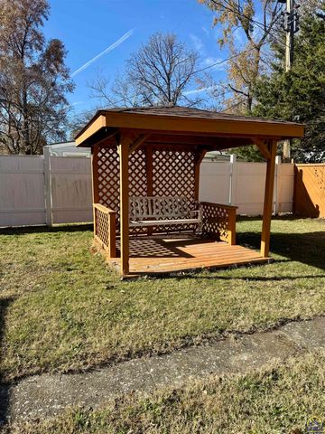 3904 SW 26th ST, Topeka, KS 66614