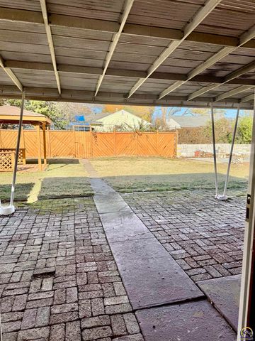 3904 SW 26th ST, Topeka, KS 66614