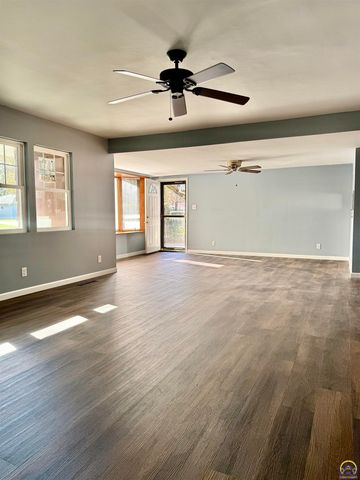 3904 SW 26th ST, Topeka, KS 66614