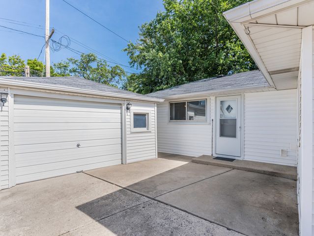 8818 S Kildare Avenue, Hometown, IL 60456