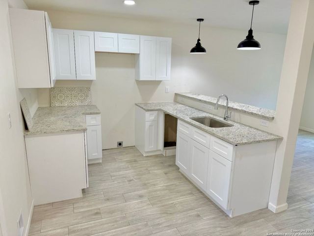 687 Burr Oak, Canyon Lake, TX 78133