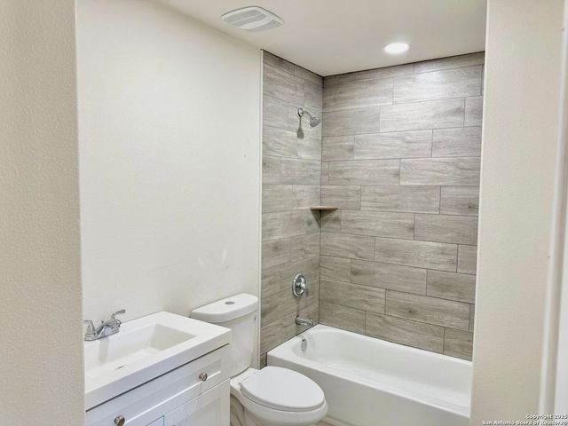 687 Burr Oak, Canyon Lake, TX 78133