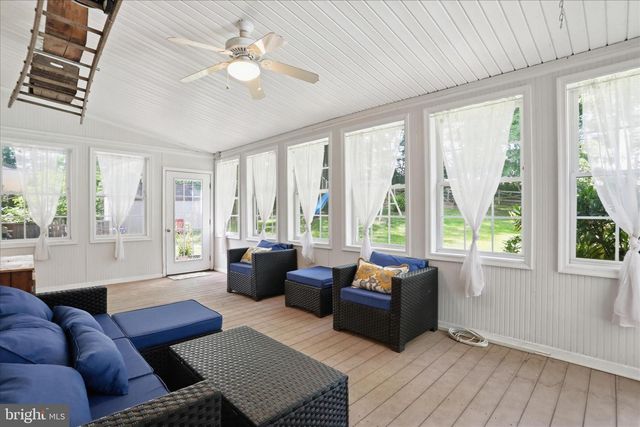 1084 RIDGE RD S, Martinsburg, WV 25403