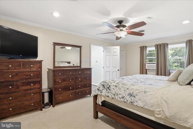 1084 RIDGE RD S, Martinsburg, WV 25403
