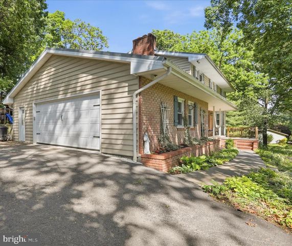 1084 RIDGE RD S, Martinsburg, WV 25403