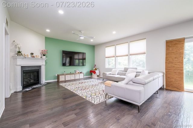 28296 Verona Drive, Novi, MI 48377