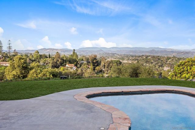 1033 Via Contenta, Escondido, CA 92029