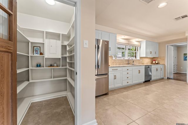 1932 Country Club Dr, Baton Rouge, LA 70808