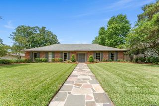 1932 Country Club Dr, Baton Rouge, LA 70808