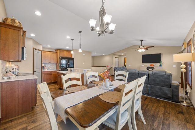 1332 Stratton Drive NE, Cedar Rapids, IA 52402