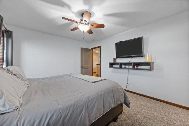 1332 Stratton Drive NE, Cedar Rapids, IA 52402