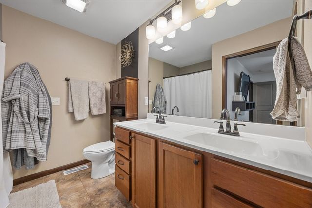 1332 Stratton Drive NE, Cedar Rapids, IA 52402