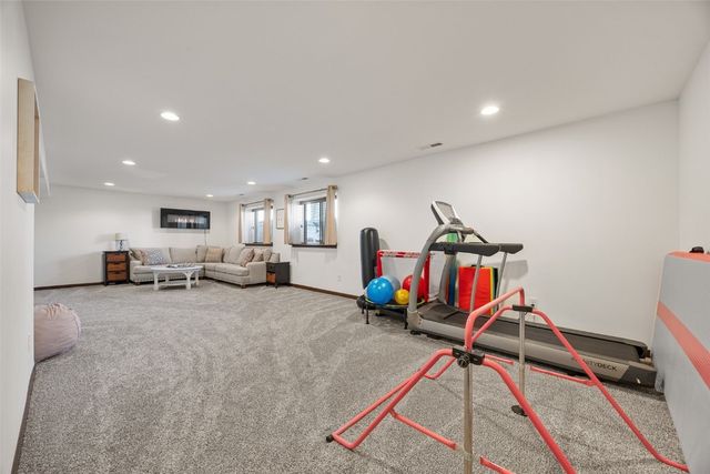 1332 Stratton Drive NE, Cedar Rapids, IA 52402