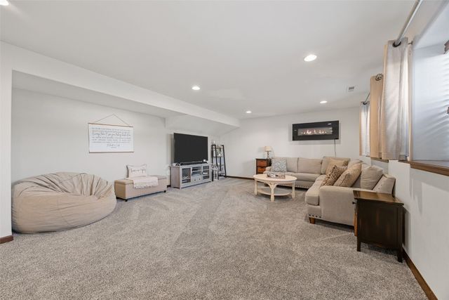 1332 Stratton Drive NE, Cedar Rapids, IA 52402