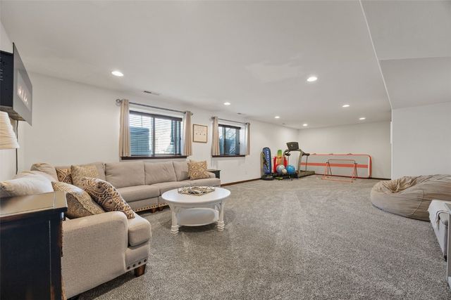 1332 Stratton Drive NE, Cedar Rapids, IA 52402