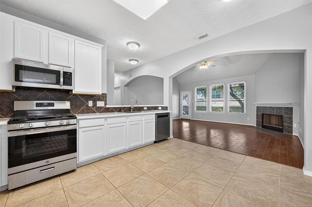 2202 Highland Crossing Drive, Conroe, TX 77304