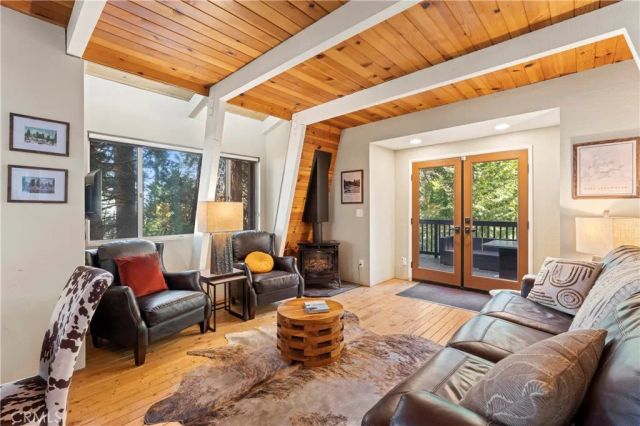 664 Circle, Lake Arrowhead, CA 92352