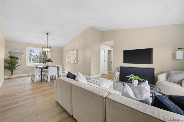 1709 Stirling Avenue, Pontiac, MI 48340