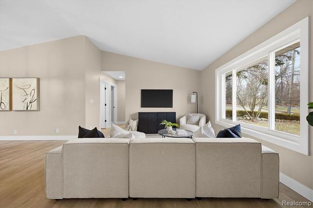 1709 Stirling Avenue, Pontiac, MI 48340