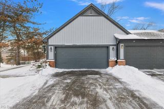 2866 Lochmoor Boulevard, Orion Charter Township, MI 48360