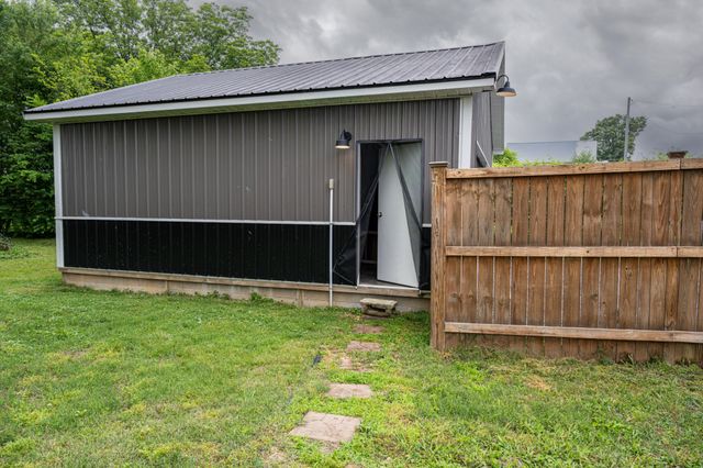 312 S Church St, Adams, TN 37010