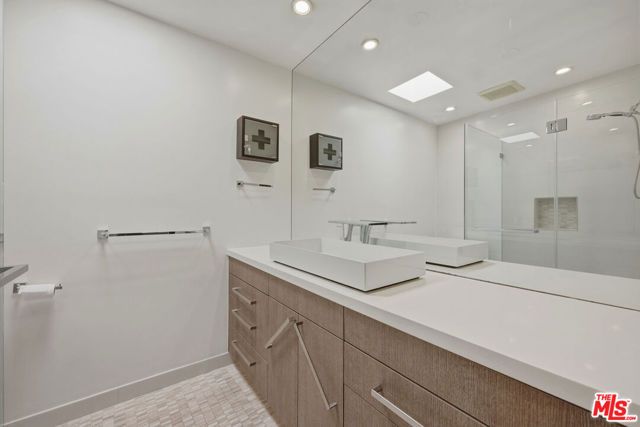 1121 N Olive Drive 302, West Hollywood, CA 90069