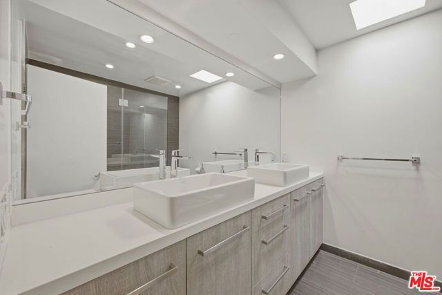 1121 N Olive Drive 302, West Hollywood, CA 90069