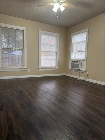 504 W Saint Johns Ave A, Austin, TX 78752