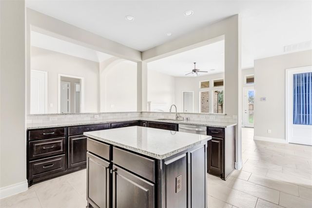 9810 Carver Drive, Rosharon, TX 77583