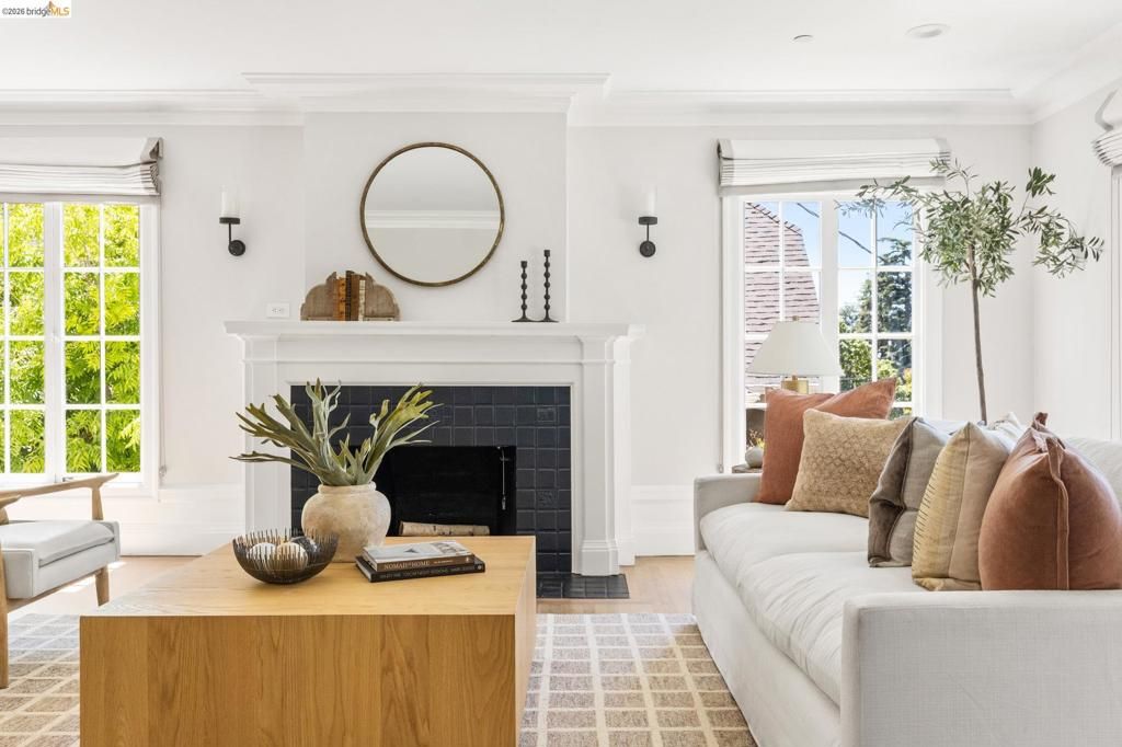 Image 10 of property listing at 1115 Clarendon Cres, Oakland, CA 94610
