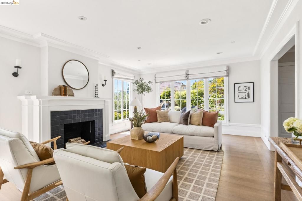 Image 11 of property listing at 1115 Clarendon Cres, Oakland, CA 94610