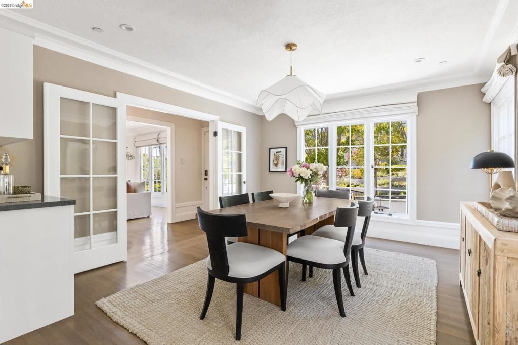 Image 15 of property listing at 1115 Clarendon Cres, Oakland, CA 94610