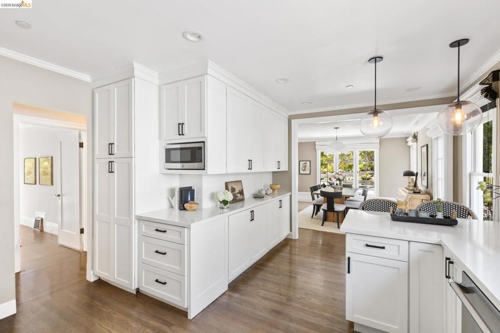 Image 23 of property listing at 1115 Clarendon Cres, Oakland, CA 94610