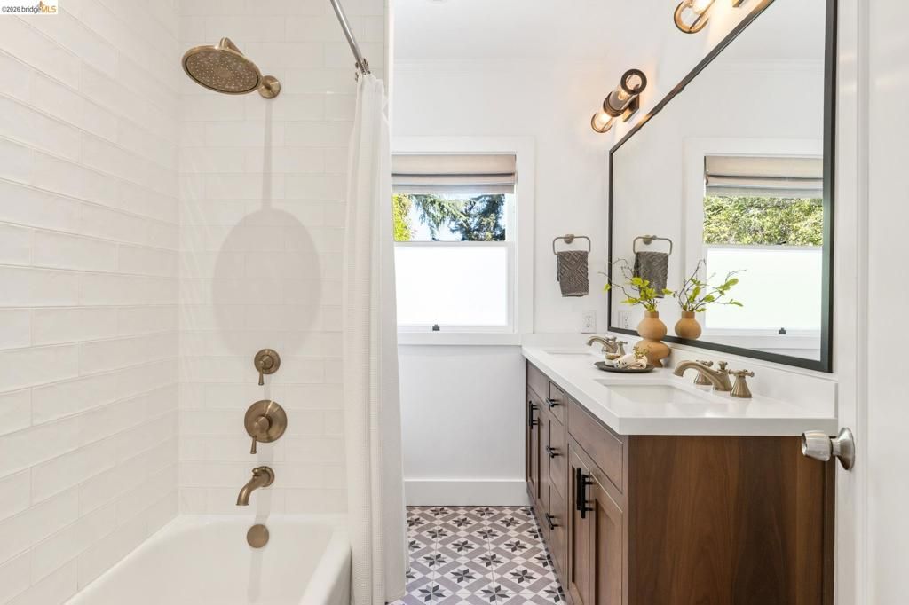 Image 28 of property listing at 1115 Clarendon Cres, Oakland, CA 94610