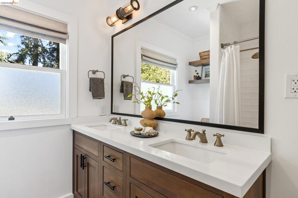 Image 29 of property listing at 1115 Clarendon Cres, Oakland, CA 94610