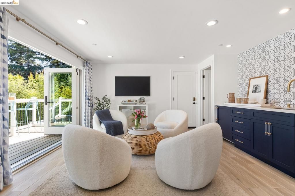 Image 31 of property listing at 1115 Clarendon Cres, Oakland, CA 94610