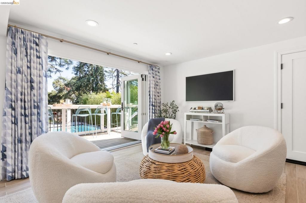 Image 32 of property listing at 1115 Clarendon Cres, Oakland, CA 94610