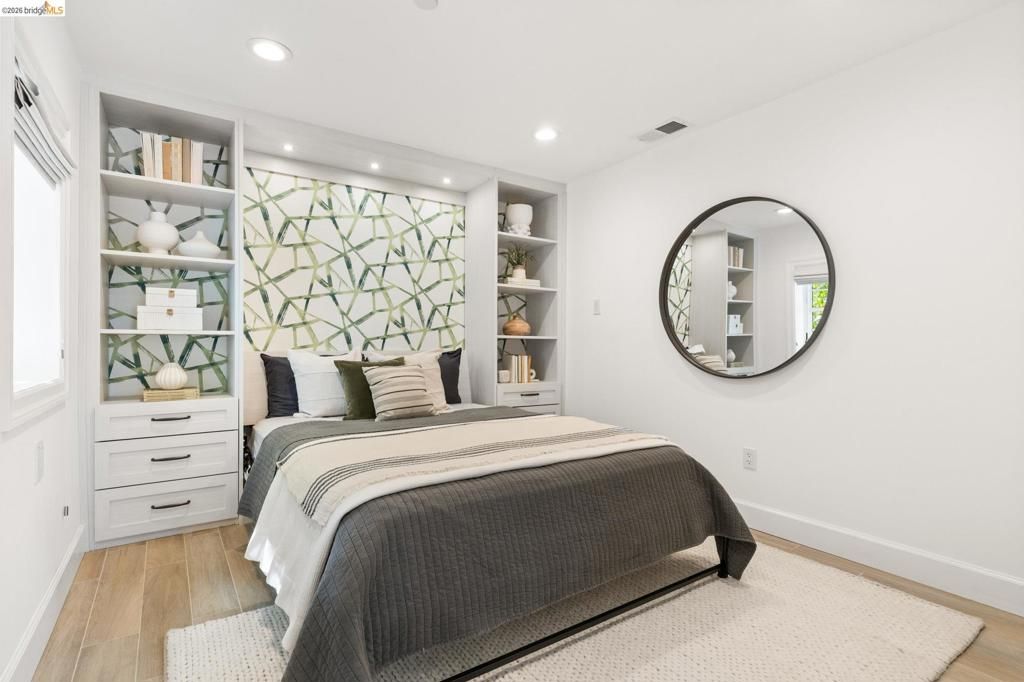 Image 36 of property listing at 1115 Clarendon Cres, Oakland, CA 94610