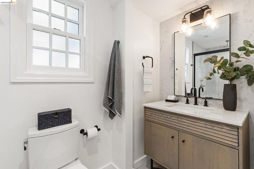 Image 39 of property listing at 1115 Clarendon Cres, Oakland, CA 94610
